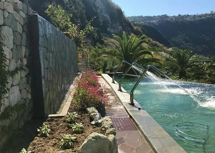 Semiramis De Charme & Pools فندق