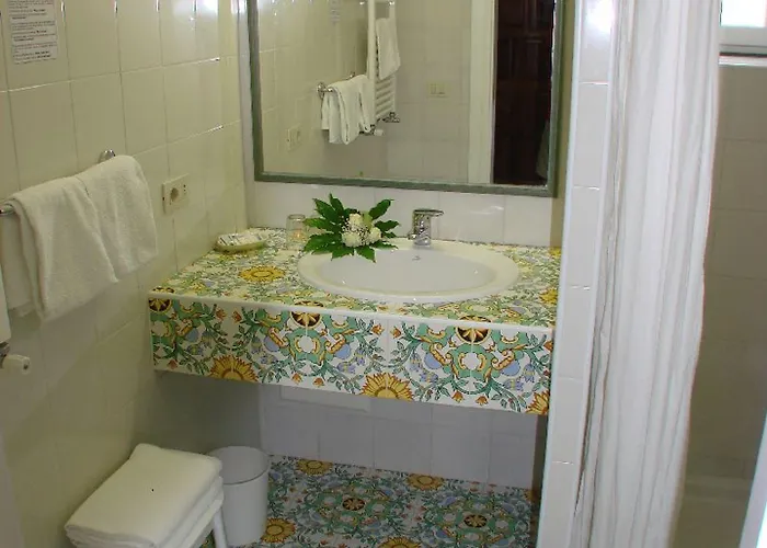 מלון Semiramis De Charme & Pools 3*